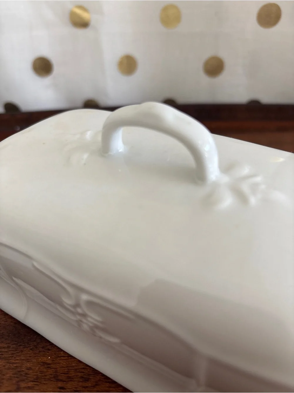 Tabletops Unlimited White Ceramic Butter Dish w Lid Handle Versailles Pattern